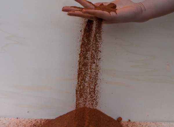 El yeso de arcilla rojo es fino, seco y bien mezclado.