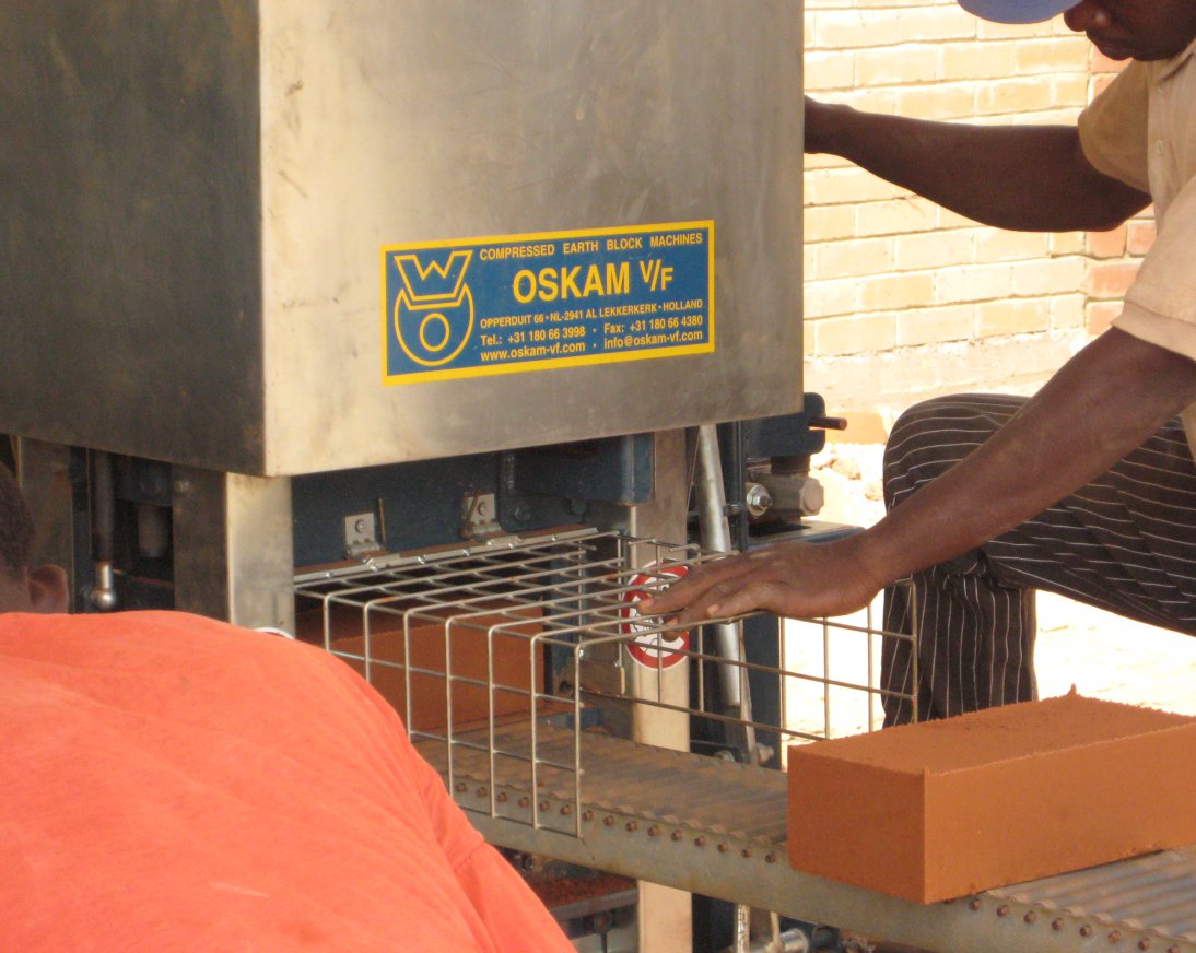 machine à blocs de terre compressés produisant des blocs de terre comprimés.