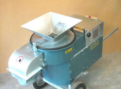 Energy efficient pulverizer 7.5 kW for grinding raw materials. With exchangeable strainer