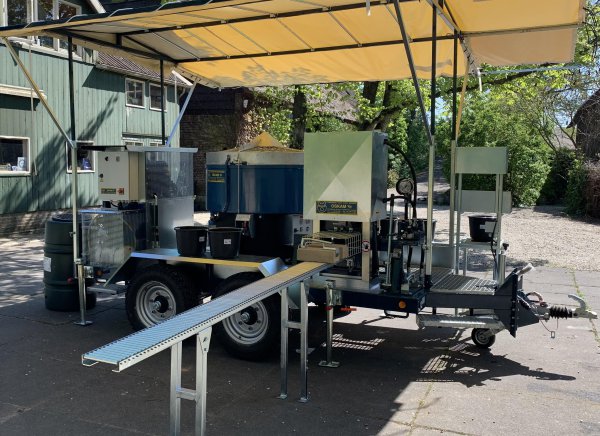 Una máquina de hacer bloques de tierra comprimida Un mezclador Un sistema de dosificación por aspersión Una máquina de pulir 7.5 KW Cuatro tamices diferentes