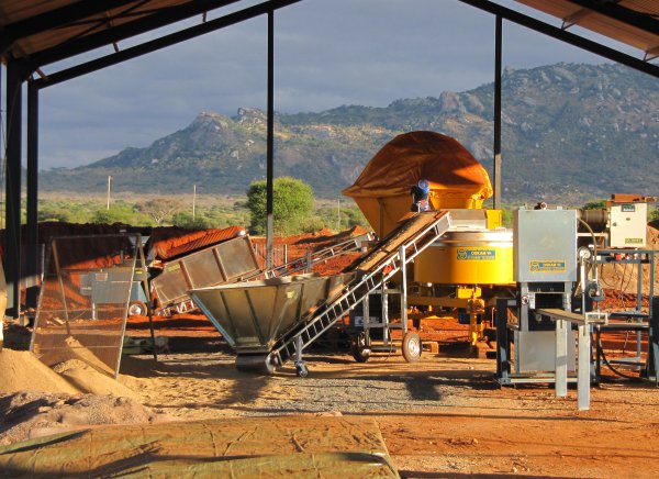 Een Compressed Earth Block Machine met 6 transportbanden, maalmachine, sproei doseersysteem en mobiele menger